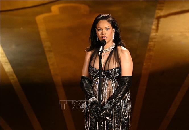 (Tư liệu) Nữ ca sĩ Rihanna trình diễn nhạc phẩm 