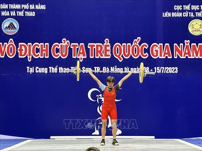 Trong ảnh: Vận động viên nữ tranh tài cử tạ hạng cân 45kg. Ảnh: Trần Lê Lâm - TTXVN