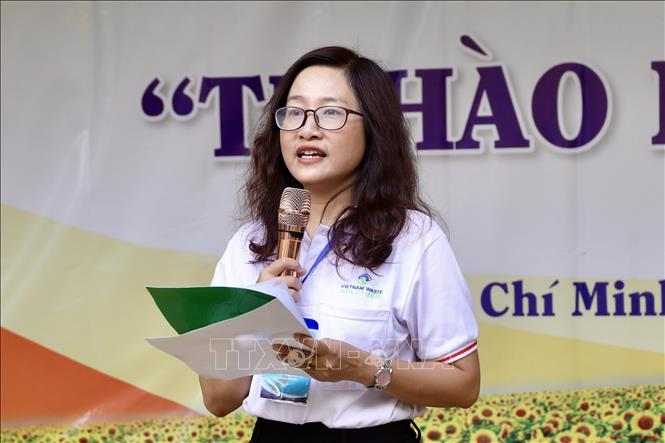 Dinh Thi Phuong Thao, Vice Chairwoman of the municipal Committee for OV Affairs and head of the summer camp organising committee, speaks at the opening ceremony. VNA Photo: Hồng Giang 
