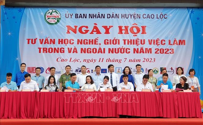 Lễ ký kết hợp tác thông tin cung - cầu lao động với các đơn vị tuyển dụng lao động trong và ngoài tỉnh. Ảnh: Anh Tuấn - TTXVN 