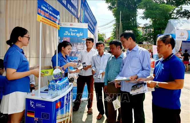 Các bậc phụ huynh trên địa bàn huyện Cao Lộc tìm hiểu thông tin cho con về chương trình du học nghề tại Đức. Ảnh: Anh Tuấn - TTXVN