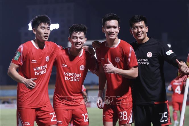 Các cầu thủ Viettel ăn mừng khi cầu thủ Nhâm Mạnh Dũng (số 23) ghi bàn thắng ấn định chiến thắng 2-0 cho Vuettel. Ảnh: Minh Quyết - TTXVN