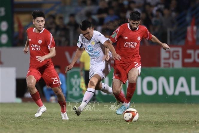 Pha tranh cướp bóng của cầu thủ Abdumuminov (số 7, Viettel) và cầu thủ bên phái Nam Định. Ảnh: Minh Quyết - TTXVN
