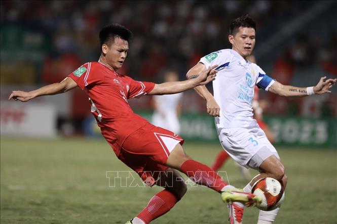 Tình huống truy cản kịp thời của đội trưởng Dương Thanh Hảo (số 3, Nam Định). Ảnh: Minh Quyết - TTXVN
