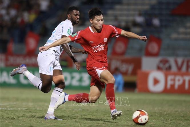Pha tranh cướp bóng của Thanh Bình (số 3, Viettel) và cầu thủ Douglas (số 11, Nam Định). Ảnh: Minh Quyết - TTXVN