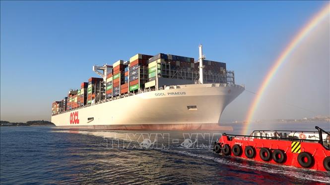 Tàu OOCL PIRAEUS cập cảng Piraeus ở Hy Lạp ngày 10/7/2023. Ảnh: THX/TTXVN