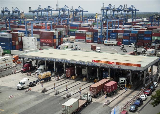 Handling goods at Tan Cang Cat Lai port in Thu Duc City. VNA Photo: Hồng Đạt
