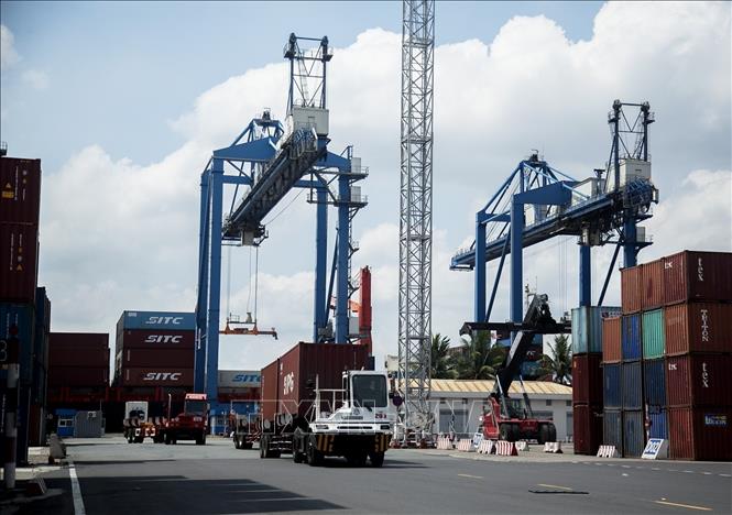 Handling goods at Tan Cang Cat Lai port in Thu Duc City. VNA Photo: Hồng Đạt