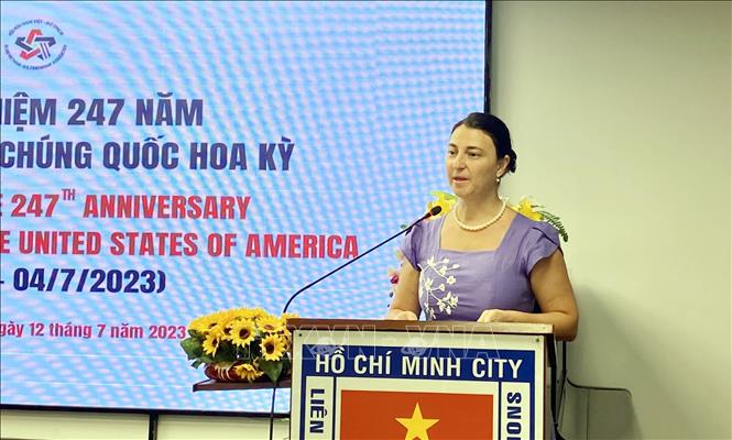 Trong ảnh: Bà Natella Svistunova, Tùy viên Văn hóa Thông tin, Tổng Lãnh sự quán Hoa Kỳ tại Thành phố Hồ Chí Minh, phát biểu tại buổi họp mặt. Ảnh: Xuân Khu-TTXVN