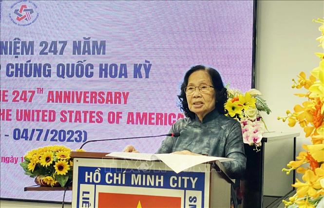 Trong ảnh: Bà Nguyễn Thị Ngọc Phượng, Chủ tịch Hội hữu nghị Việt Nam- Hoa Kỳ Thành phố Hồ Chí Minh, phát biểu tại buổi họp mặt kỷ niệm 247 năm Ngày độc lập của Hoa Kỳ. Ảnh: Xuân Khu-TTXVN