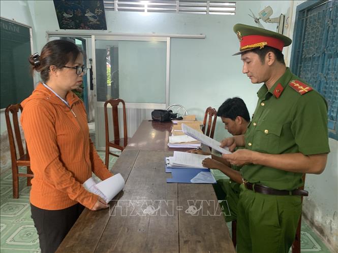 Trong ảnh: Cơ quan Cảnh sát điều tra Công an tỉnh Bến Tre thi hành lệnh bắt tạm giam đối với Nguyễn Thị Thúy Vân. Ảnh: TTXVN phát