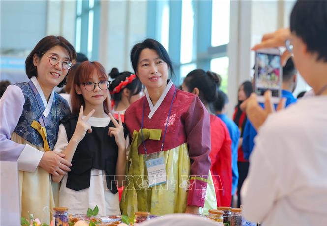 Chương trình được tổ chức với nhiều hoạt động phong phú như: Giới thiệu văn hoá truyền thống Việt Nam - Hàn Quốc; Các cuộc thi và trình diễn Kpop - Vpop dance; Kpop - Vpop song; K - Speech; Trình diễn nghệ thuật ẩm thực, triển lãm thủ công mỹ nghệ… Ảnh: Thanh Tùng - TTXVN