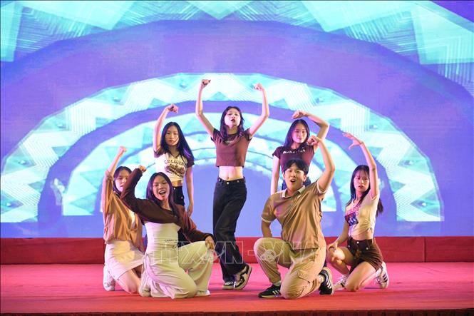 Màn trình diễn của các đội trong cuộc thi K-pop - V-pop dance; K-pop - V-pop song; K - Speech. Ảnh: Thanh Tùng - TTXVN 