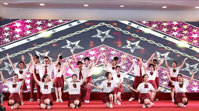 Màn trình diễn của các đội trong cuộc thi K-pop - V-pop dance; K-pop - V-pop song; K - Speech. Ảnh: Thanh Tùng - TTXVN 