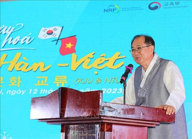 Ông Lee Kye-Cheul, Chủ tịch Đại học Kunjang phát biểu trong chương trình giao lưu. Ảnh: Thanh Tùng - TTXVN 