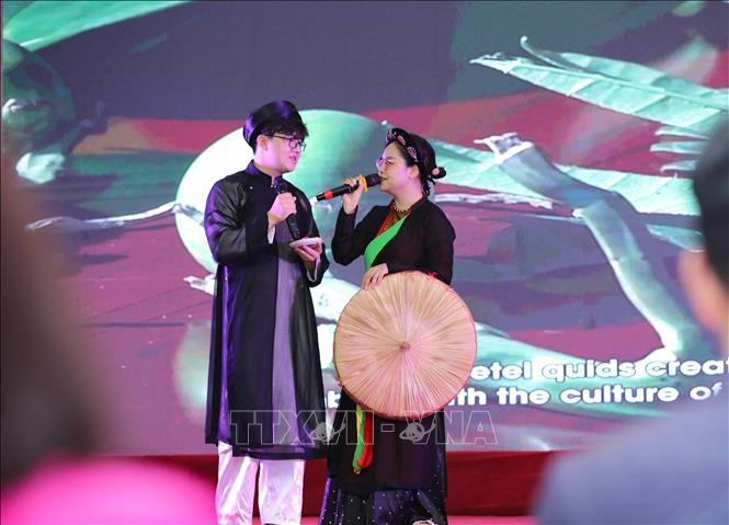 Màn trình diễn của các đội trong cuộc thi K-pop - V-pop dance; K-pop - V-pop song; K - Speech. Ảnh: Thanh Tùng - TTXVN 