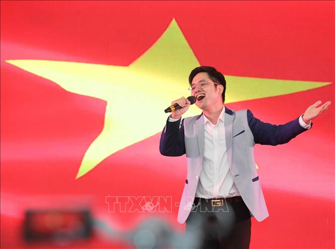 Th.S Vũ Hoàng Minh, giảng viên trường Đại học Nguyễn Trãi trình bày ca khúc 