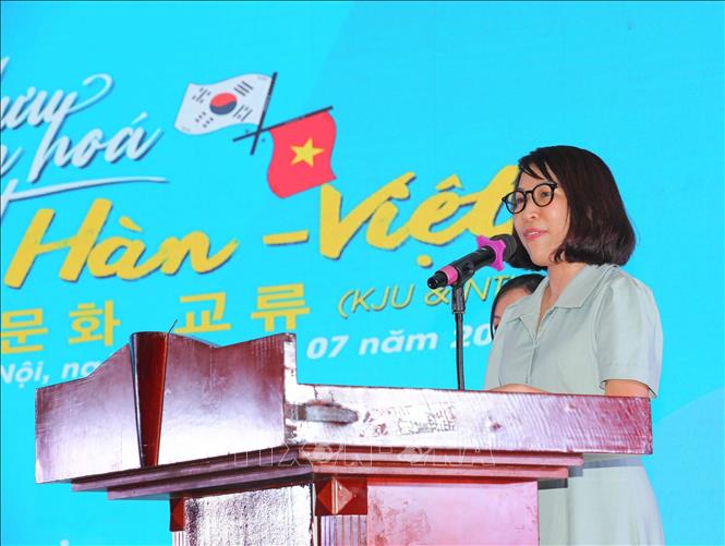Bà Vũ Thị Kim Oanh, Chủ tịch Hội đồng trường Đại học Nguyễn Trãi phát biểu khai mạc chương trình. Ảnh: Thanh Tùng - TTXVN 