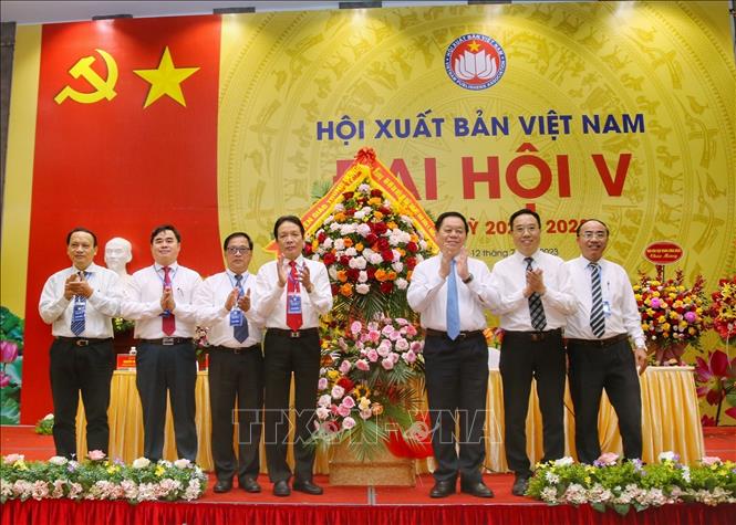 Trưởng Ban Tuyên giáo Trung ương Nguyễn Trọng Nghĩa tặng hoa chúc mừng Đại hội V Hội Xuất bản Việt Nam. Ảnh: Tuấn Đức - TTXVN