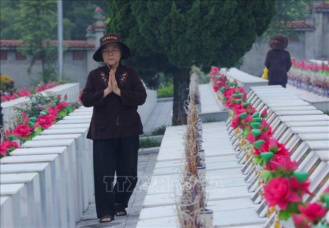 Người dân tưởng nhớ, tri ân các liệt sĩ hy sinh đã nằm lại tại Vị Xuyên. Ảnh: Hoàng Hiếu - TTXVN