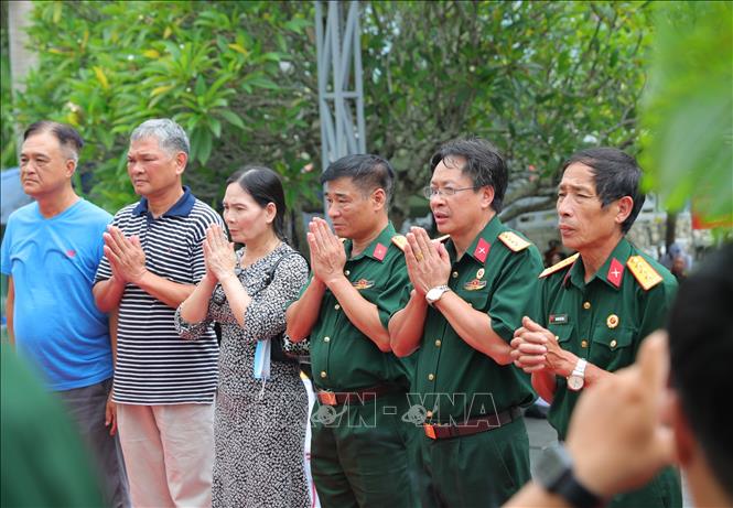 Đông đảo người dân, cựu chiến binh, người dân đến Nghĩa trang liệt sĩ quốc gia Vị Xuyên tưởng niệm, tri ân các liệt sĩ. Ảnh: Hoàng Hiếu - TTXVN