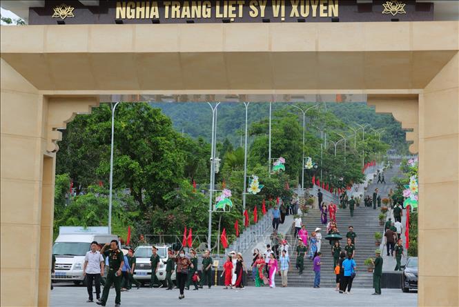 Đông đảo người dân, cựu chiến binh, người dân đến Nghĩa trang liệt sĩ quốc gia Vị Xuyên tưởng niệm các liệt sĩ. Ảnh: Hoàng Hiếu - TTXVN