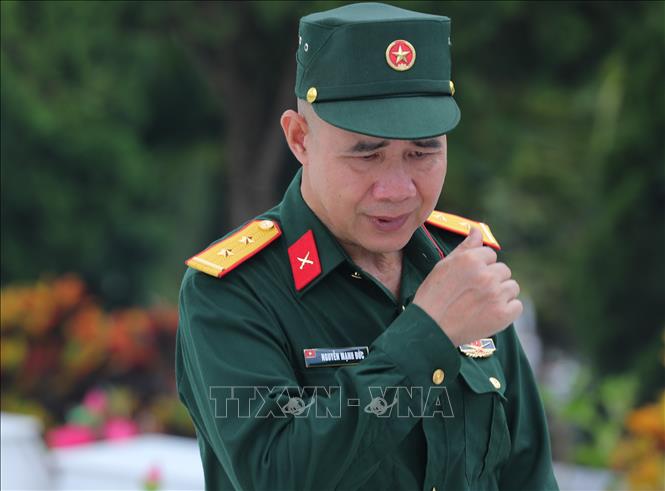 Một cựu binh xúc động khi tìm thấy mộ trung đội trưởng hy sinh trong cuộc chiến bảo vệ biên giới phía Bắc. Ảnh: Hoàng Hiếu - TTXVN 
