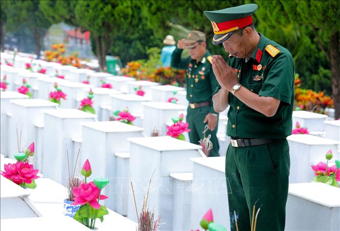 Các cựu binh thắp hương, tưởng nhớ đồng đội đã nằm lại lại mặt trận Vị Xuyên. Ảnh: Hoàng Hiếu - TTXVN