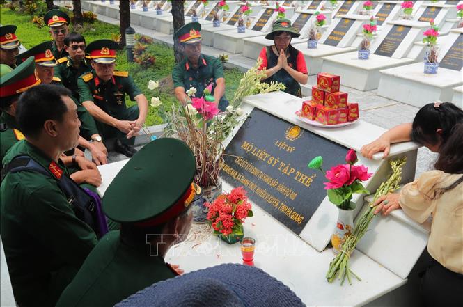 Các cựu binh, thân nhân liệt sĩ trung đoàn 356 đến tri ân, tưởng nhớ các liệt sĩ trung đoàn 356 đã hy sinh trong cuộc chiến đấu bảo vệ biên giới phía Bắc. Ảnh: Hoàng Hiếu - TTXVN 