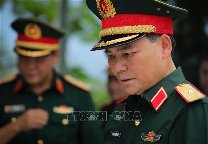 Thiếu tướng Phạm Trường Sơn, Phó Tổng Tham mưu trưởng Quân đội nhân dân Việt Nam tưởng nhớ, tri ân các tri ân các liệt sĩ đã hy sinh trong cuộc chiến đấu bảo vệ biên giới phía Bắc. Ảnh: Hoàng Hiếu - TTXVN