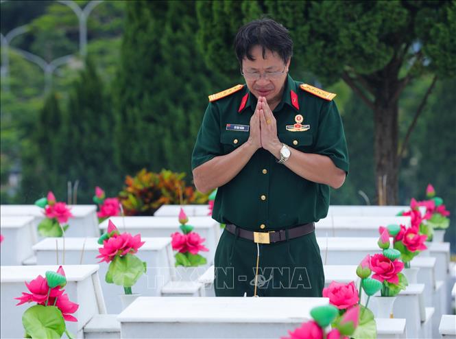 Cựu binh Vũ Văn Thắng (Cục quân huấn, Bộ Tổng tham mưu) tưởng nhớ các đồng đội đã hy sinh trong cuộc chiến đấu bảo vệ biên giới phía Bắc. Ảnh: Hoàng Hiếu - TTXVN