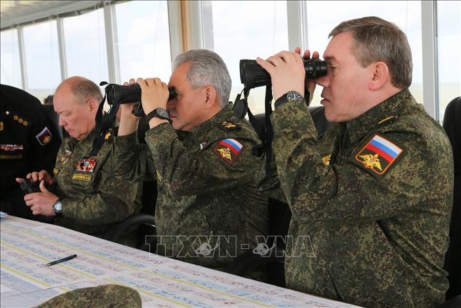 (tư liệu) Bộ trưởng Quốc phòng Sergey Shoigu (giữa) thị sát một cuộc tập trận của quân đội Nga tại thị trấn Kerch, Nga. Ảnh: AFP/TTXVN