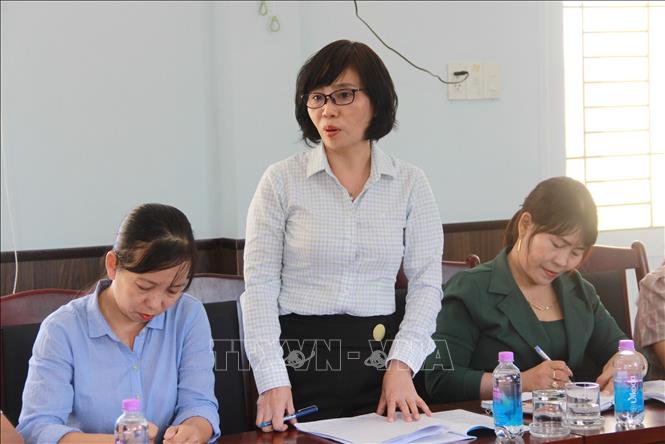 Trong ảnh: Đại diện Trung tâm Y tế huyện Khánh Vĩnh phát biểu về những khó khăn trong công tác phát triển đảng tại Khánh Vĩnh. Ảnh: Phan Sáu - TTXVN 