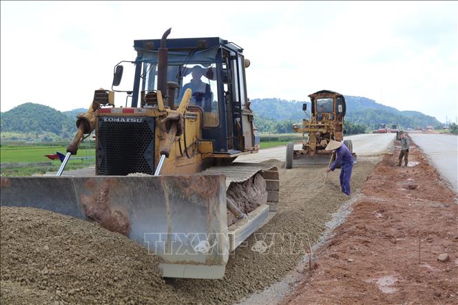 Các đơn vị thi công tập trung nhân lực, đẩy nhanh tiến độ hoàn thành dự án cải tạo Quốc lộ 4B (đoạn từ Km3+700 đến Km18). Ảnh: Quang Duy - TTXVN
