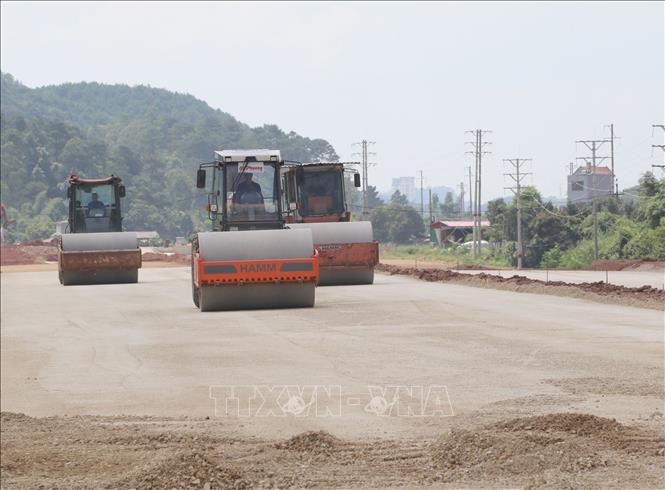 Các đơn vị thi công tập trung nhân lực, đẩy nhanh tiến độ hoàn thành dự án cải tạo Quốc lộ 4B (đoạn từ Km3+700 đến Km18). Ảnh: Quang Duy - TTXVN

