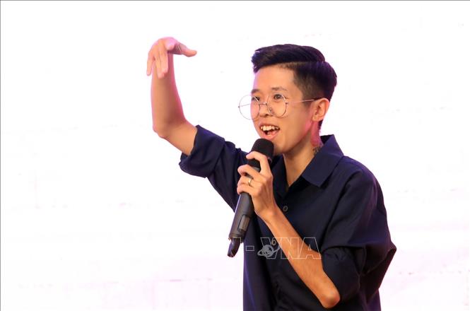 Trong ảnh: Tiktokker Tôm vui vẻ (Nguyễn Thị Ngoan) hướng dẫn, chia sẻ kỹ năng quảng bá du lịch online tại Workshop Du lịch Lạng Sơn trải nghiệm và cảm nhận. Ảnh: Anh Tuấn – TTXVN