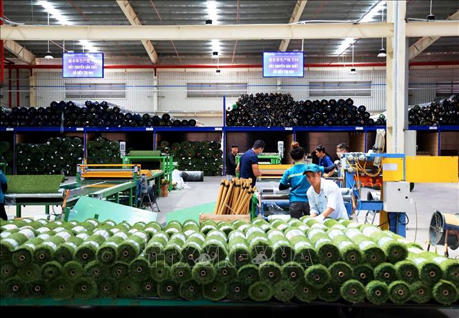 Trong ảnh: Nhà máy sản xuất cỏ nhân tạo thuộc Công ty TNHH CCGrass Việt Nam (vốn đầu tư Đài Loan) tại khu công nghiệp Phước Đông, huyện Gò Dầu, tỉnh Tây Ninh. Ảnh: Hồng Đạt - TTXVN
