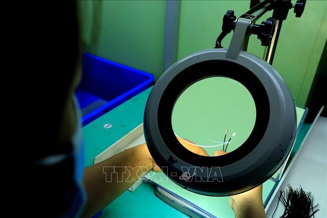 Kiểm tra đầu dẫn điện trở. Ảnh: Tuấn Anh - TTXVN