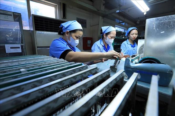 Công đoạn kiểm tra thành phẩm dây dẫn. Ảnh: Tuấn Anh - TTXVN