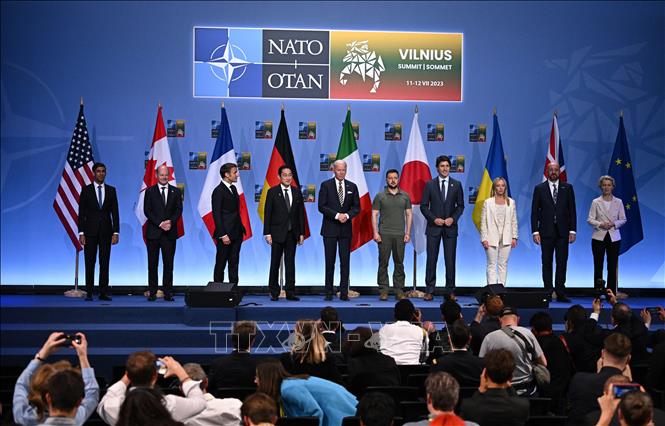 Trong ảnh: Lãnh đạo các nước thành viên Nhóm G7 cùng lãnh đạo Liên minh châu Âu (EU) tại cuộc họp công bố cơ chế đa phương hỗ trợ an ninh cho Ukraine, ngày 12/7/2023. Ảnh: AFP/TTXVN