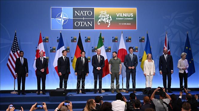 Trong ảnh: Lãnh đạo các nước thành viên Nhóm G7 cùng lãnh đạo Liên minh châu Âu (EU) tại cuộc họp công bố cơ chế đa phương hỗ trợ an ninh cho Ukraine, ngày 12/7/2023. Ảnh: AFP/TTXVN