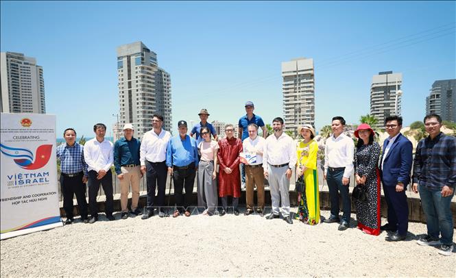 A plate marking the 30th anniversary of the establishment of Vietnam-Israel diplomatic relations is installed in the Middle Eastern country’s Ashdod city on July 12. VNA Photo: Văn Ứng