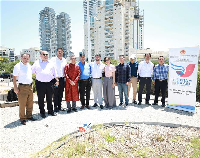 A plate marking the 30th anniversary of the establishment of Vietnam-Israel diplomatic relations is installed in the Middle Eastern country’s Ashdod city on July 12. VNA Photo: Văn Ứng