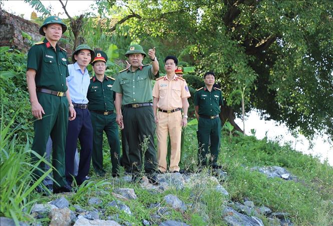Đại tá Nguyễn Hồng Nguyên, Phó Chánh Văn phòng Bộ Công an, Thường trực Ban chỉ đạo PCTT & TKCN Bộ Công an (thứ 3, phải qua) kiểm tra thực tế tại thị xã Phú Thọ. Ảnh: Trung Kiên - TTXVN
