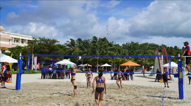 Một trận thi đấu bóng chuyền nữ tại Đại hội Thể thao Đồng bằng sông Cửu Long lần thứ IX - Hậu Giang năm 2023. Ảnh: Văn Sĩ - TTXVN                                                