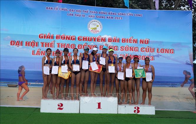 Ban tổ chức trao giải cho các đội. Ảnh: Văn Sĩ - TTXVN          