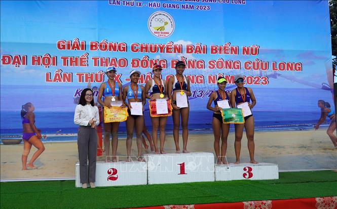 Ban tổ chức trao giải cho các đội. Ảnh: Văn Sĩ - TTXVN                             