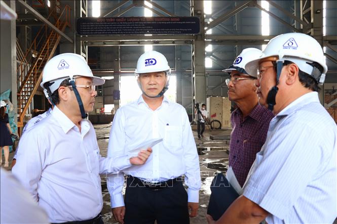 Bí thư Thành ủy Nguyễn Văn Hiếu (bên trái) khảo sát hoạt động tại nhà máy sản xuất Thép Tây Đô (khu Công nghiệp Trà Nóc 1, Bình Thủy). Ảnh: Thu Hiền - TTXVN