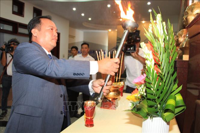 Phó Chủ tịch UBND tỉnh Hậu Giang Nguyễn Văn Hoà, Trưởng Ban tổ chức Đại hội – Trưởng đoàn rước đuốc làm lễ xin lửa. Ảnh: Nguyễn Hằng - TTXVN