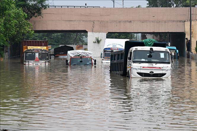 Ngập lụt khi nước sông Yamula tràn bờ do mưa lớn tại New Delhi, Ấn Độ ngày 13/7/2023. Ảnh: AFP/TTXVN